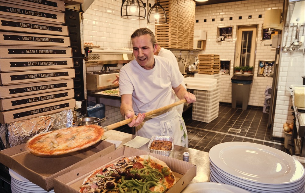 Steengoede pizza's in theatrale setting bij Angelo Betti