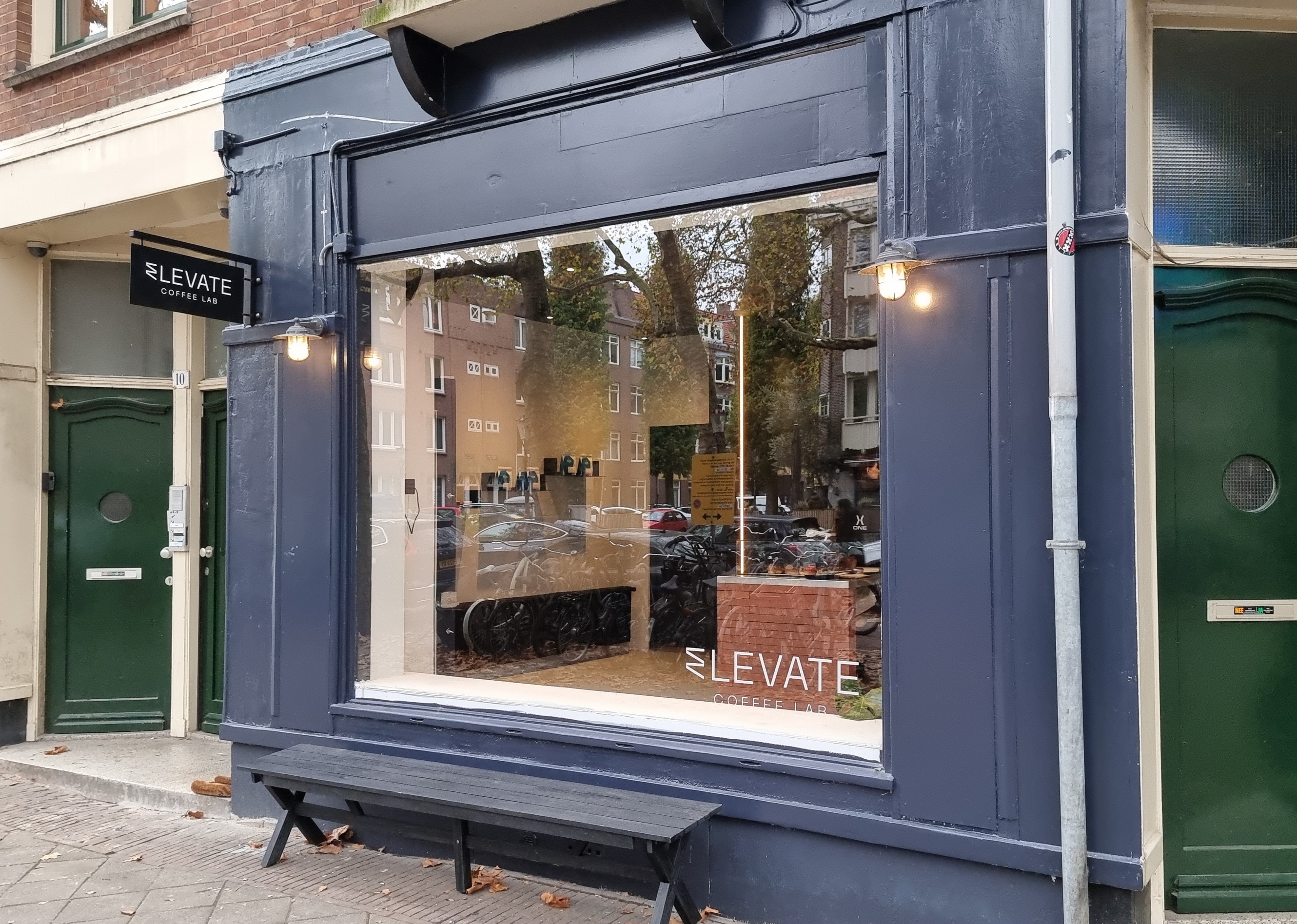 Bij Elevate Coffee Lab wordt de filter altijd handgezet