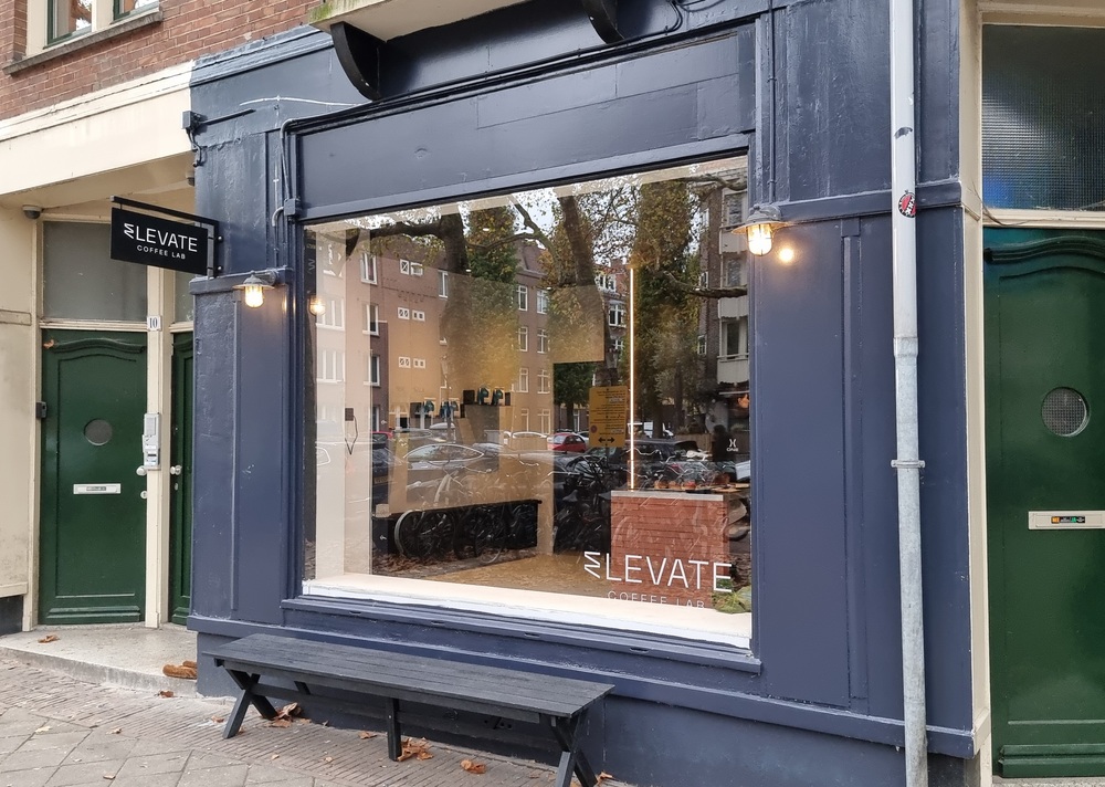 Bij Elevate Coffee Lab wordt de filter altijd handgezet