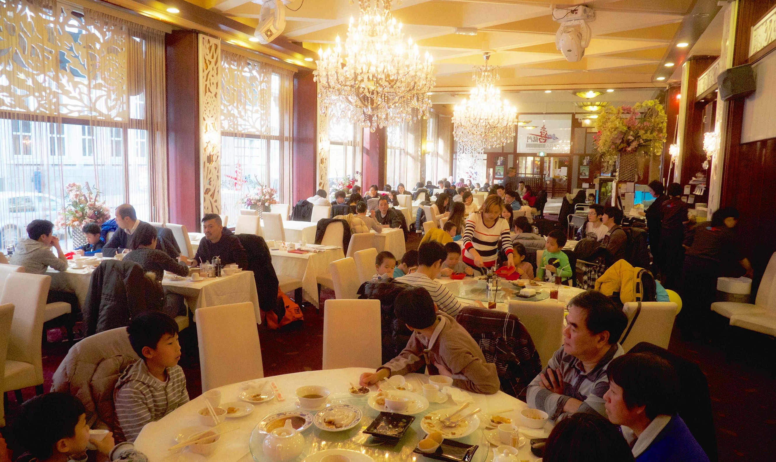 Paramount, vliegdekschip van een chinees die op de kleintjes let