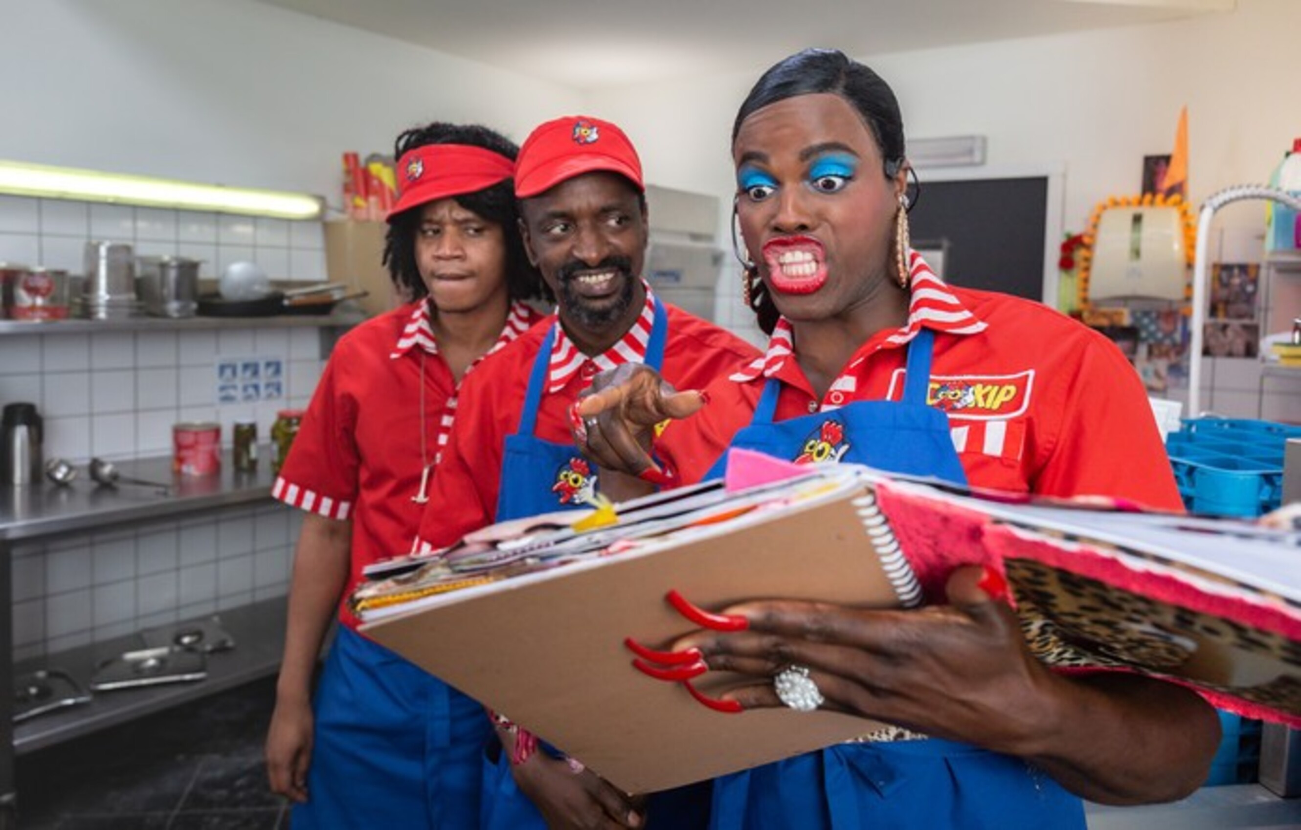 Jandino Asporaat opent echt FC Kip restaurant in Rotterdam