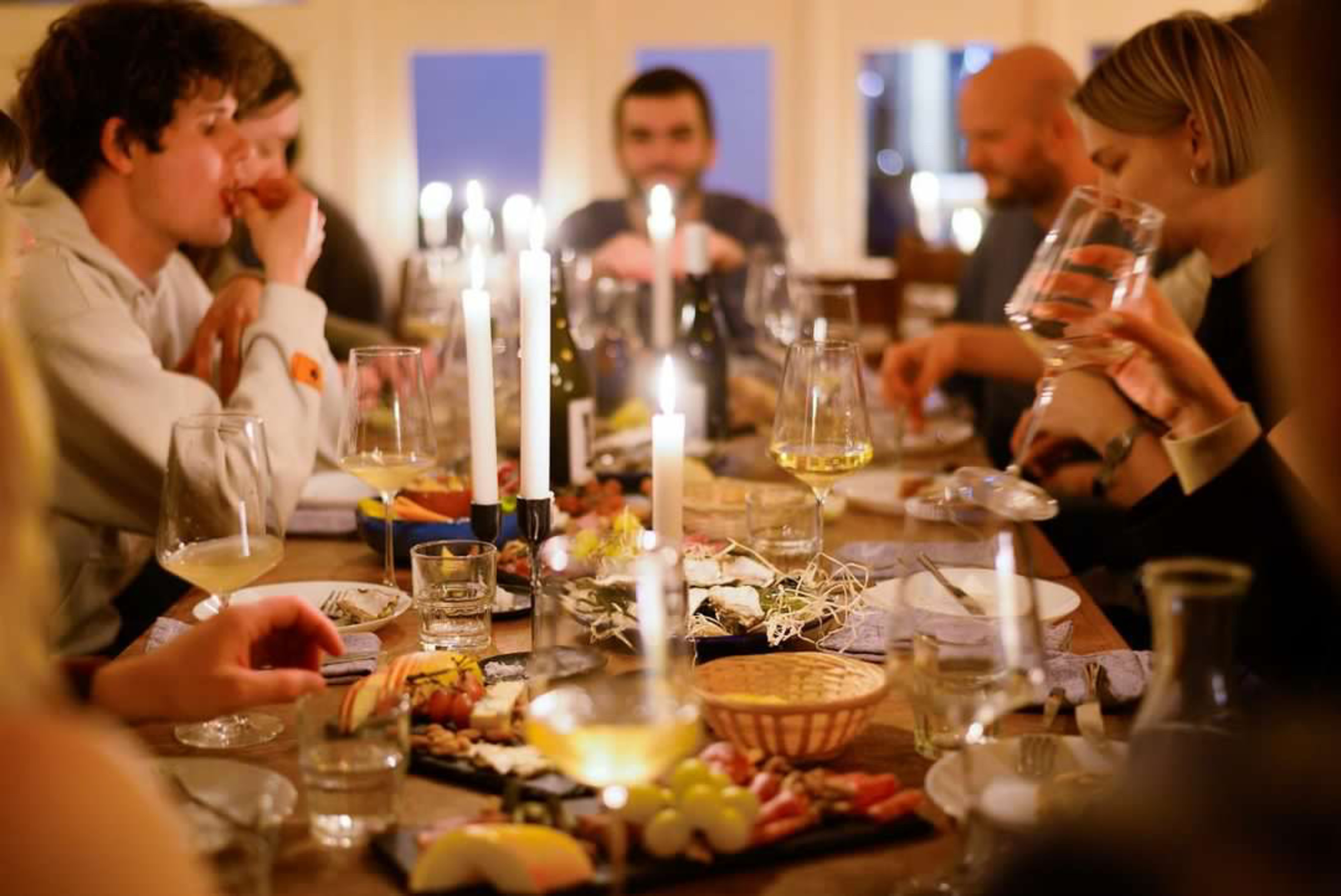 Aan tafel op de Hooigracht Top 10 wijnbars - de Buik van Den Haag.jpg