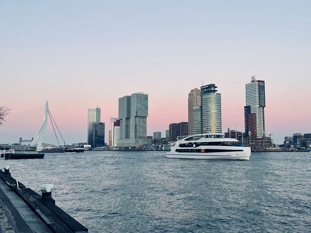 High tea, wijn of whisky op het water? Deze herfst ervaar je Rotterdam vanaf de Koninklijke Spido