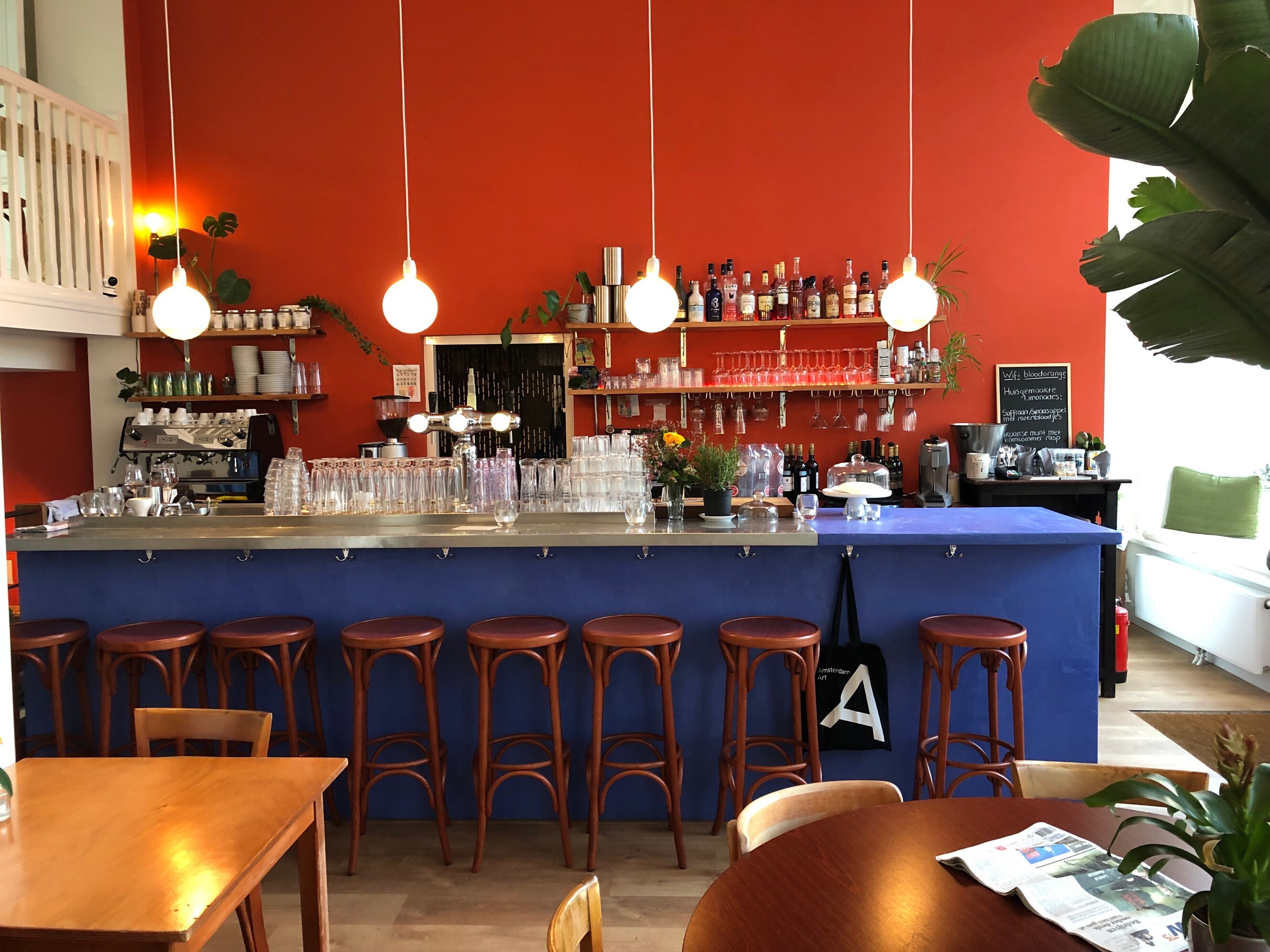 No Man's Art Gallery en de bar