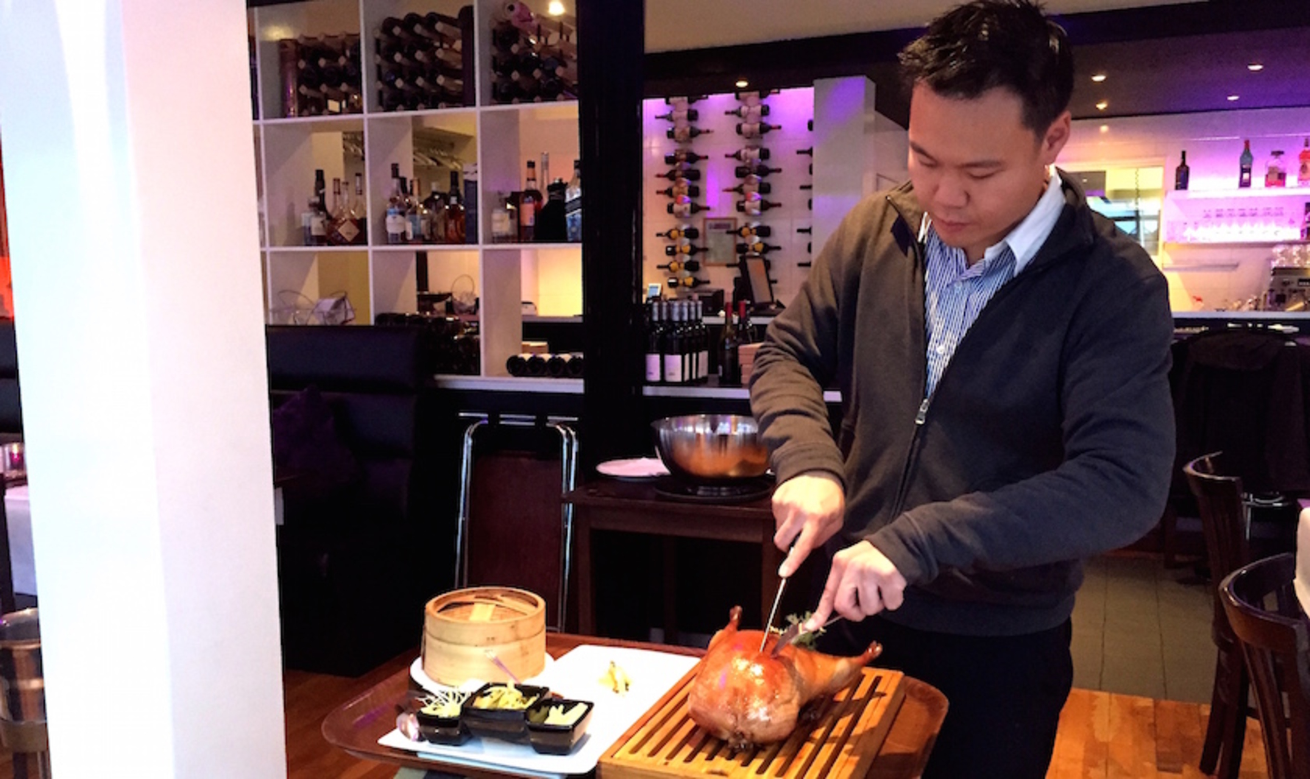 Moni en Peter weten nu hoe Chung pekingeend bereidt