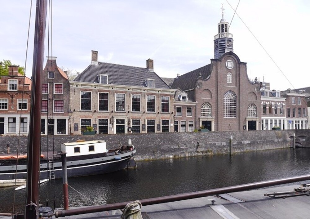 Meisjes aan de Maas gaan op stap: bier drinken bij De Pelgrim