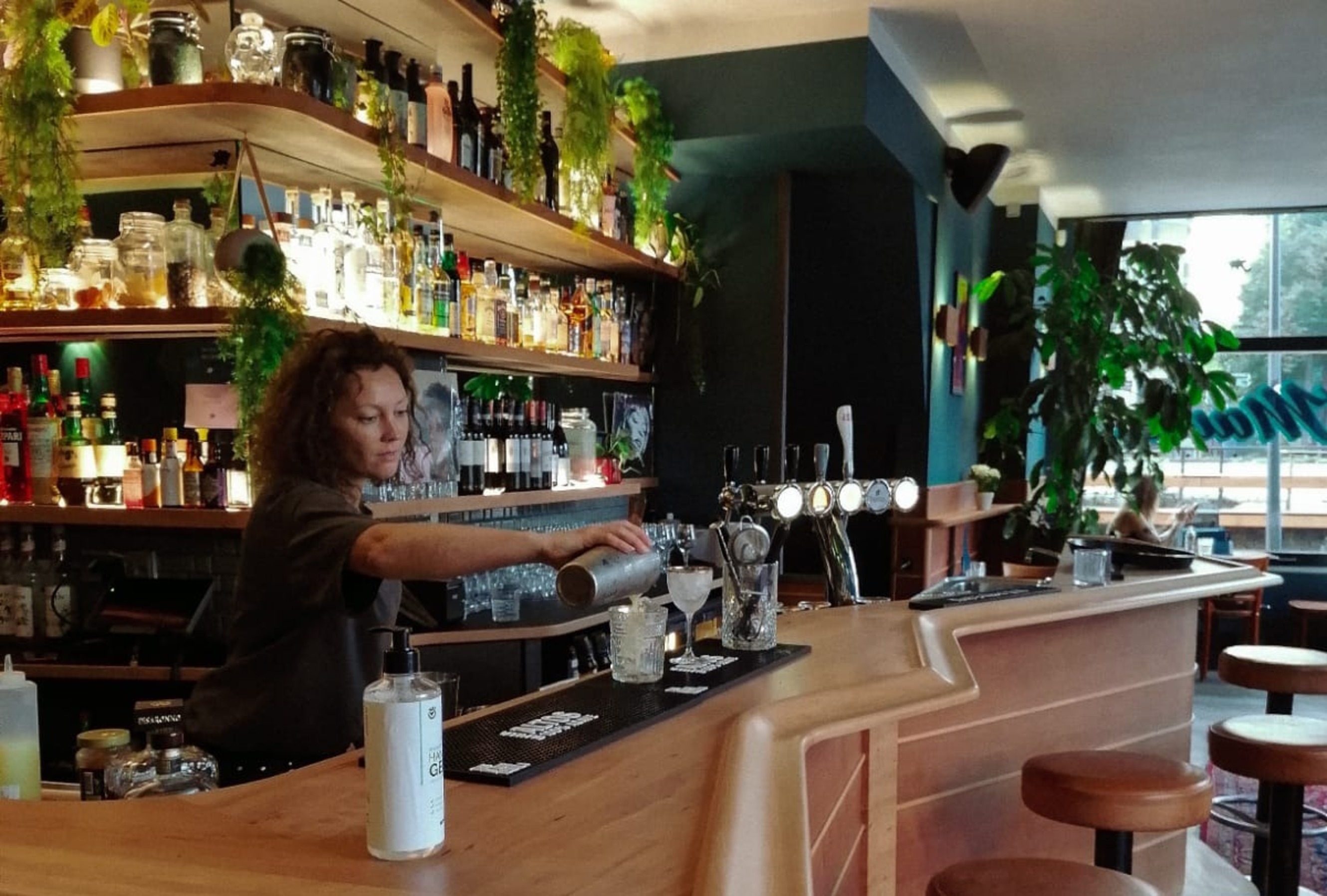 Cocktails leren shaken, eten en drinken en privé karaoke bij Mavis