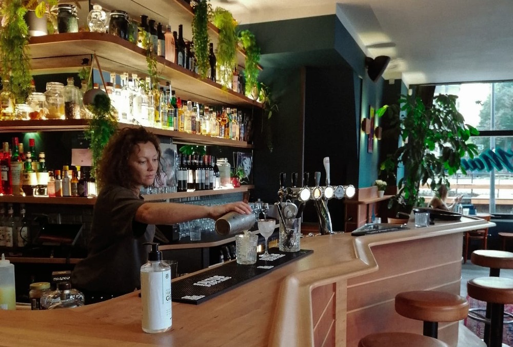 Cocktails leren shaken, eten en drinken en privé karaoke bij Mavis