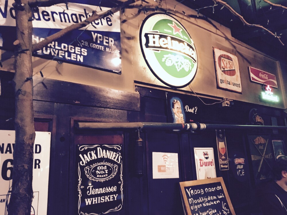 Anne gaat op café: Schoonewil in Noord is bruin en Rotterdams