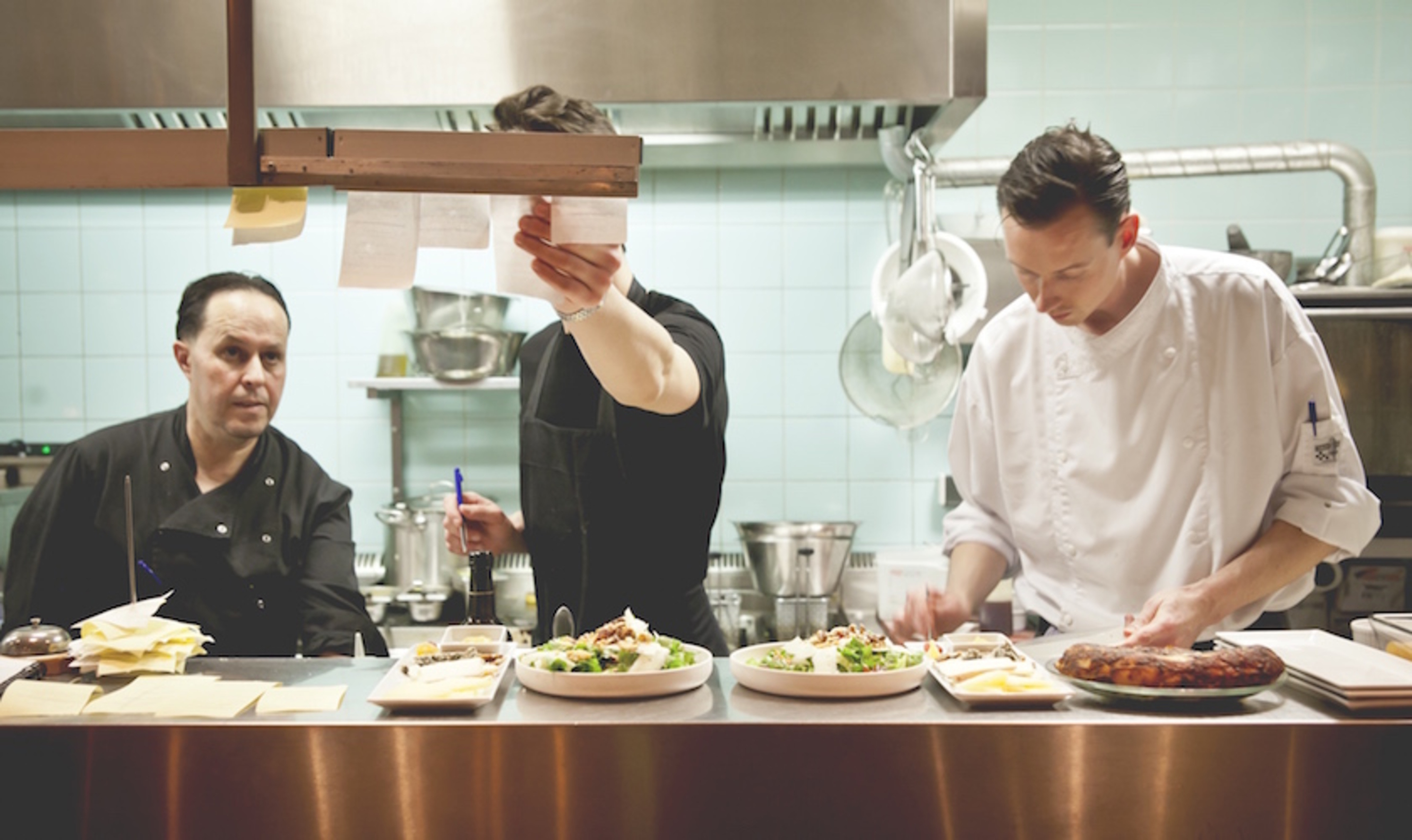 De tafel lijkt al snel niet groot genoeg bij Destino