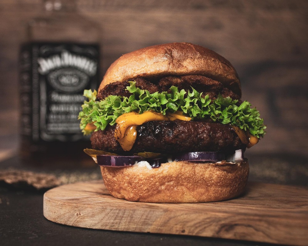 Mr. & Mrs Watson ontwerpt culinaire, veganistische burgers onder een nieuw concept: The Whiskey Smoked Burger