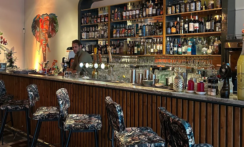 Bar Tipsy: jouw nieuwe cocktailbar voor een speels avondje uit - De ...