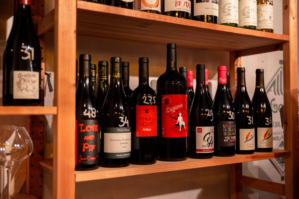 Natuurlijke wijnen en het lekkerste zuurdesembrood van Rotterdam bij pop-up wijnbar en shop CULT