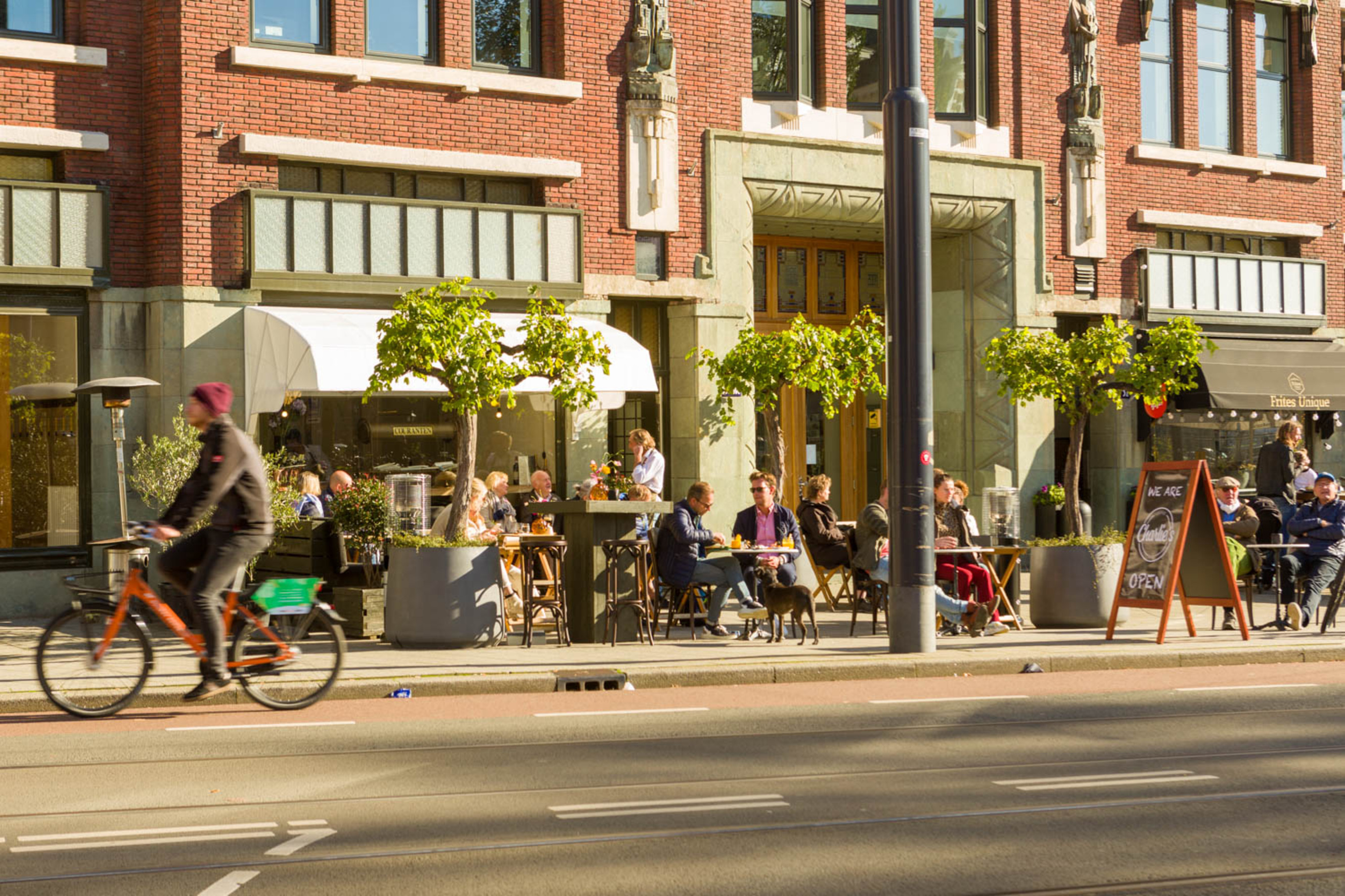 Charlie's is dé nieuwe wijnbar in het Scheepvaartkwartier