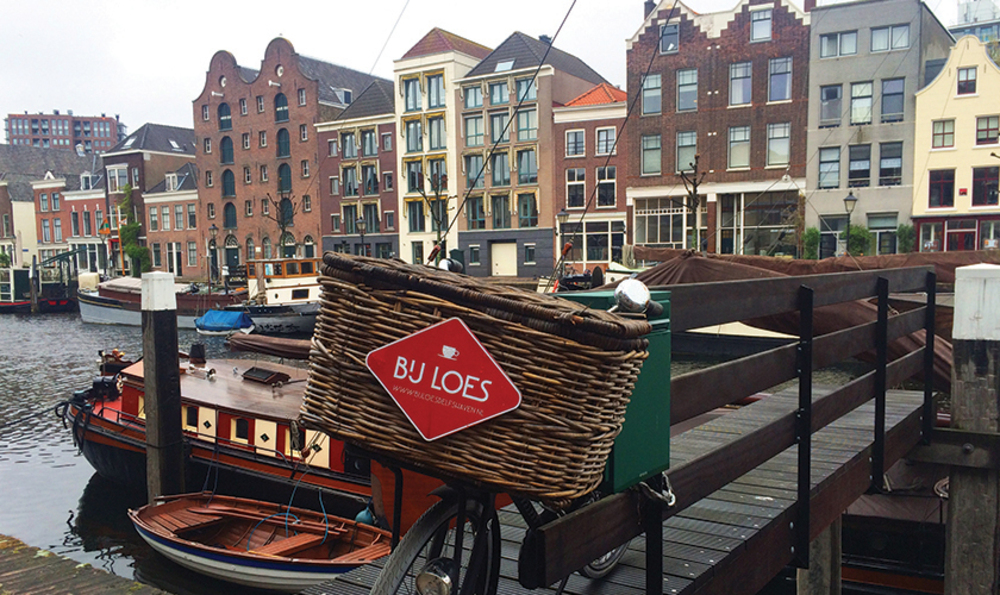 ‘Bij Loes’ zit je te lunchen in een ansichtkaart