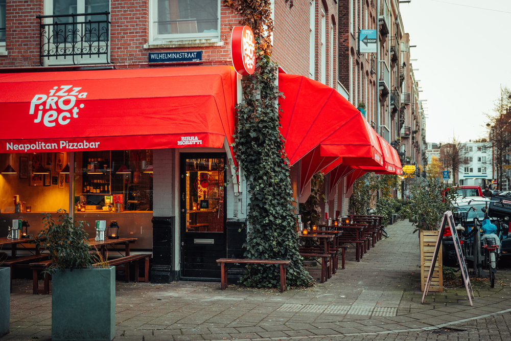 Napolitaanse pizza’s knippen bij de buurtpizzeria in Oud-West