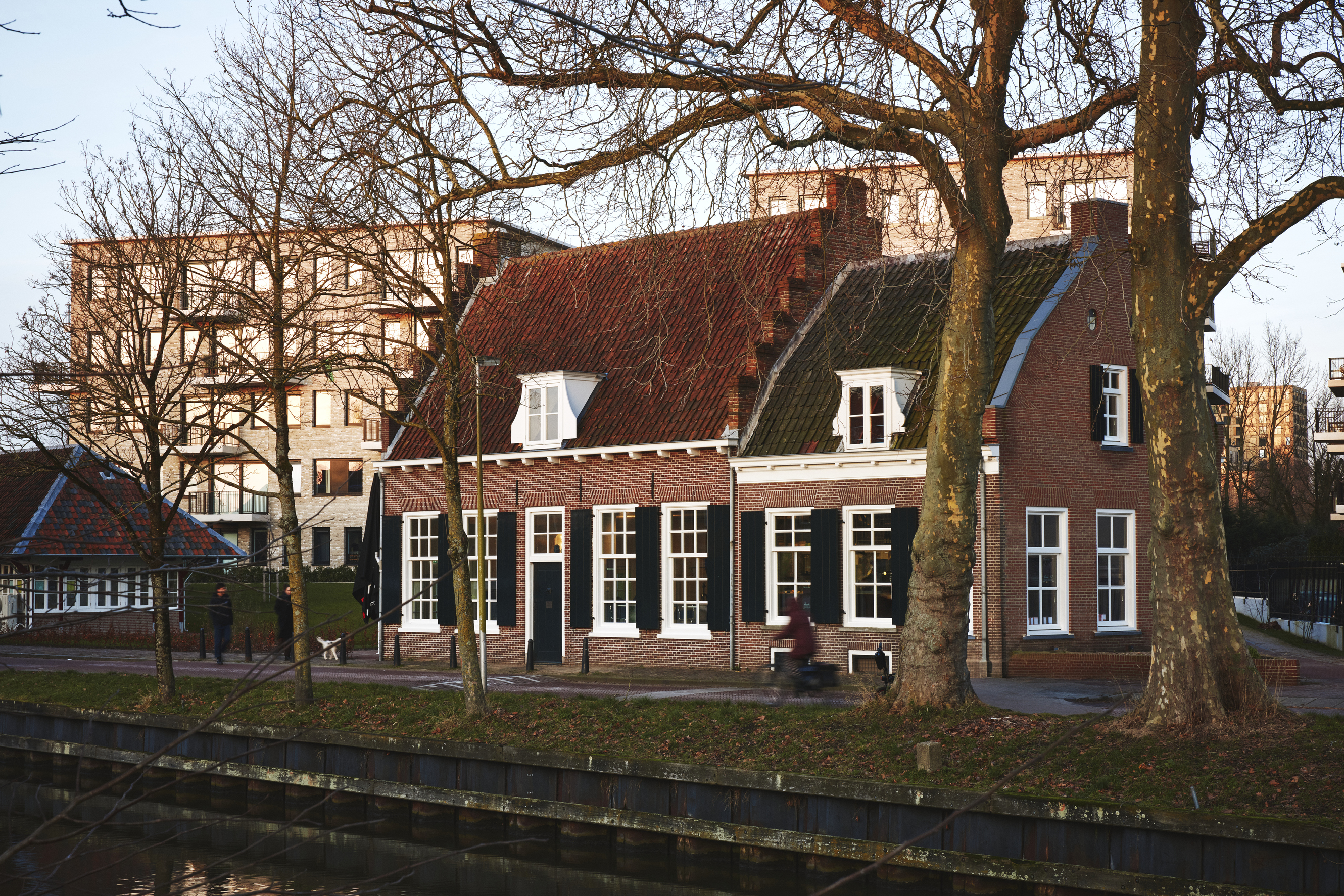 Rooie Nel kijkt niet op een klontje boter
