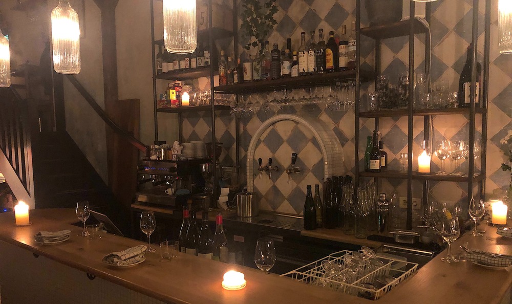 Bordjes en glaasjes delen bij wijn bar & restaurant Compartir