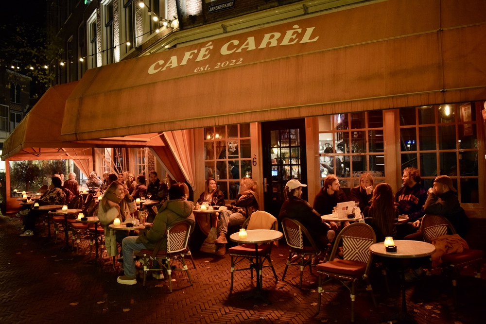 Het leven rooskleurig bij Café Carèl