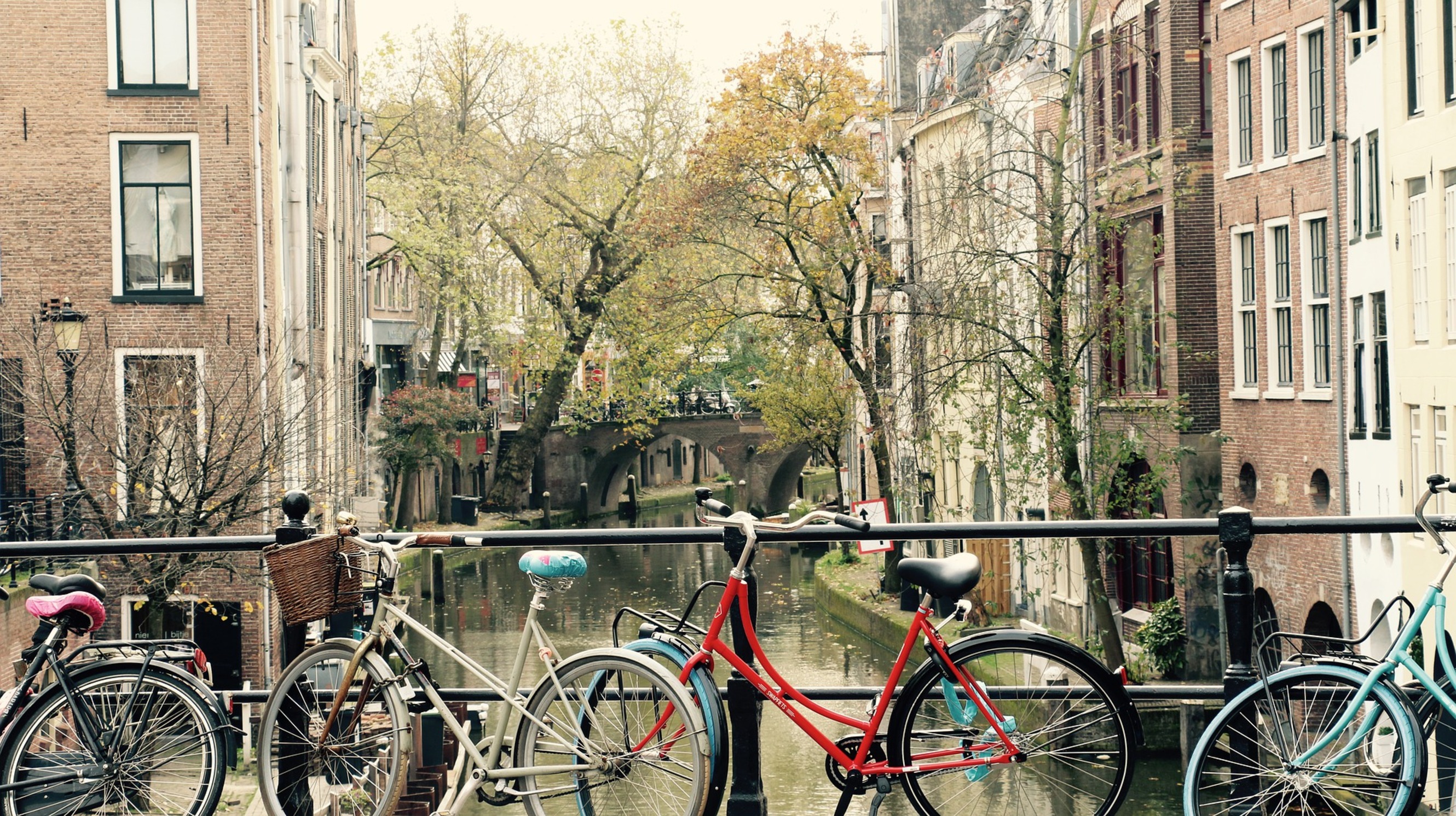 Fietsen aan de Oudegracht in Utrecht
