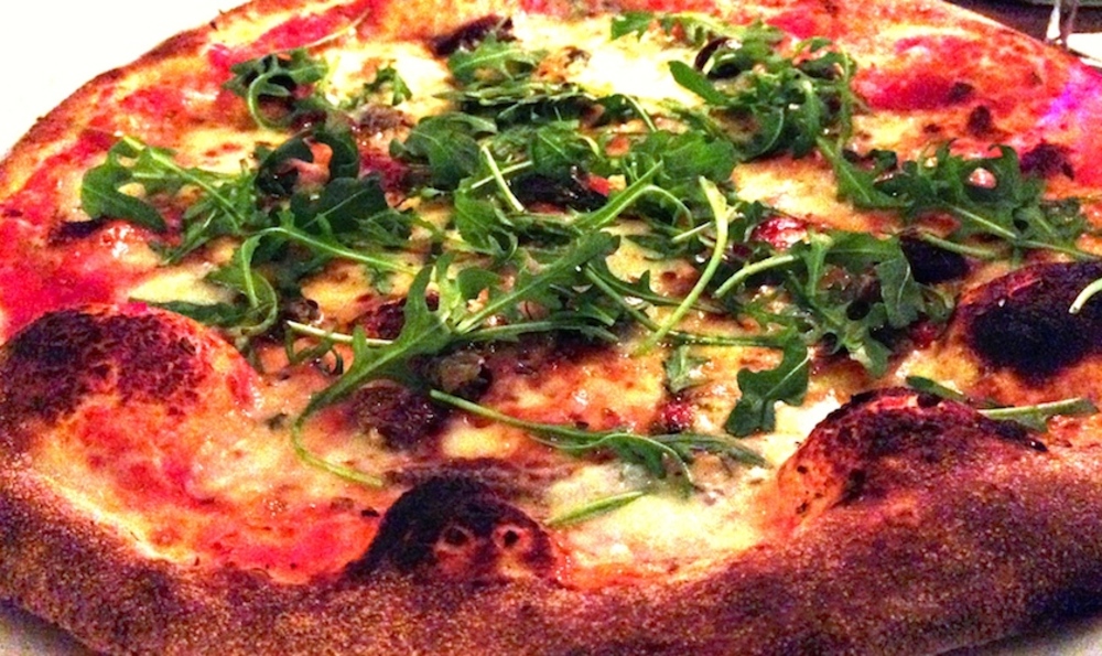 Pizza van O'Pazzo: snijden en met je handen eten