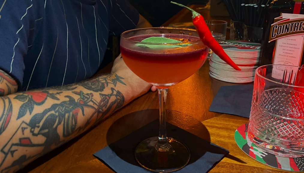 Tropische sferen bij cocktailbar Amehoela
