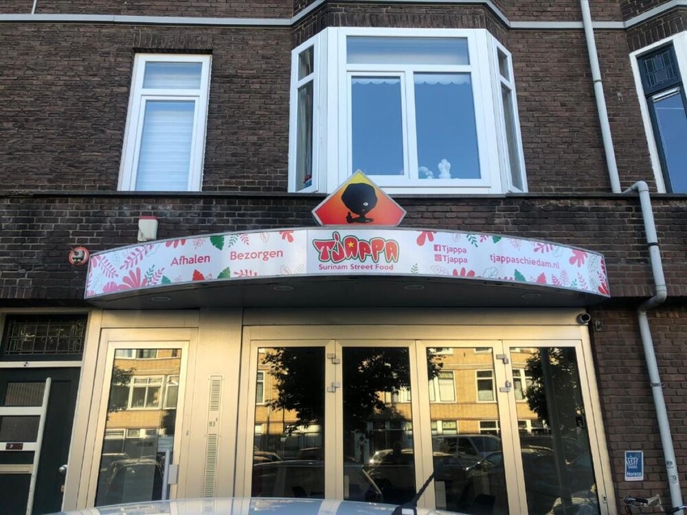 Bij de nieuwe eettent Tjappa zet je je tanden in een Surinaams broodje