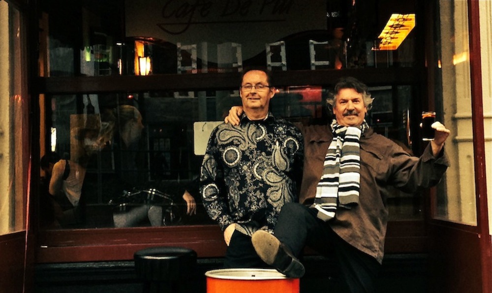 Stamgasten, de sambalman en Zappa in buurtcafé De Pui