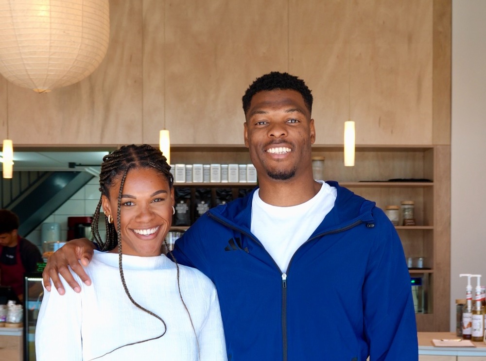 Denzel en Demelza Dumfries scoren in Young Harvest: hun eigen café met Caribische smaken