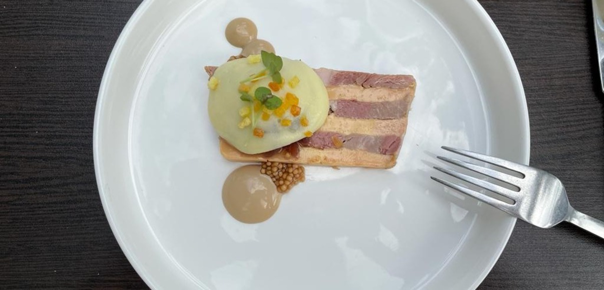 De Prins van Terbregge voedt met spijs, wijn en verhalen