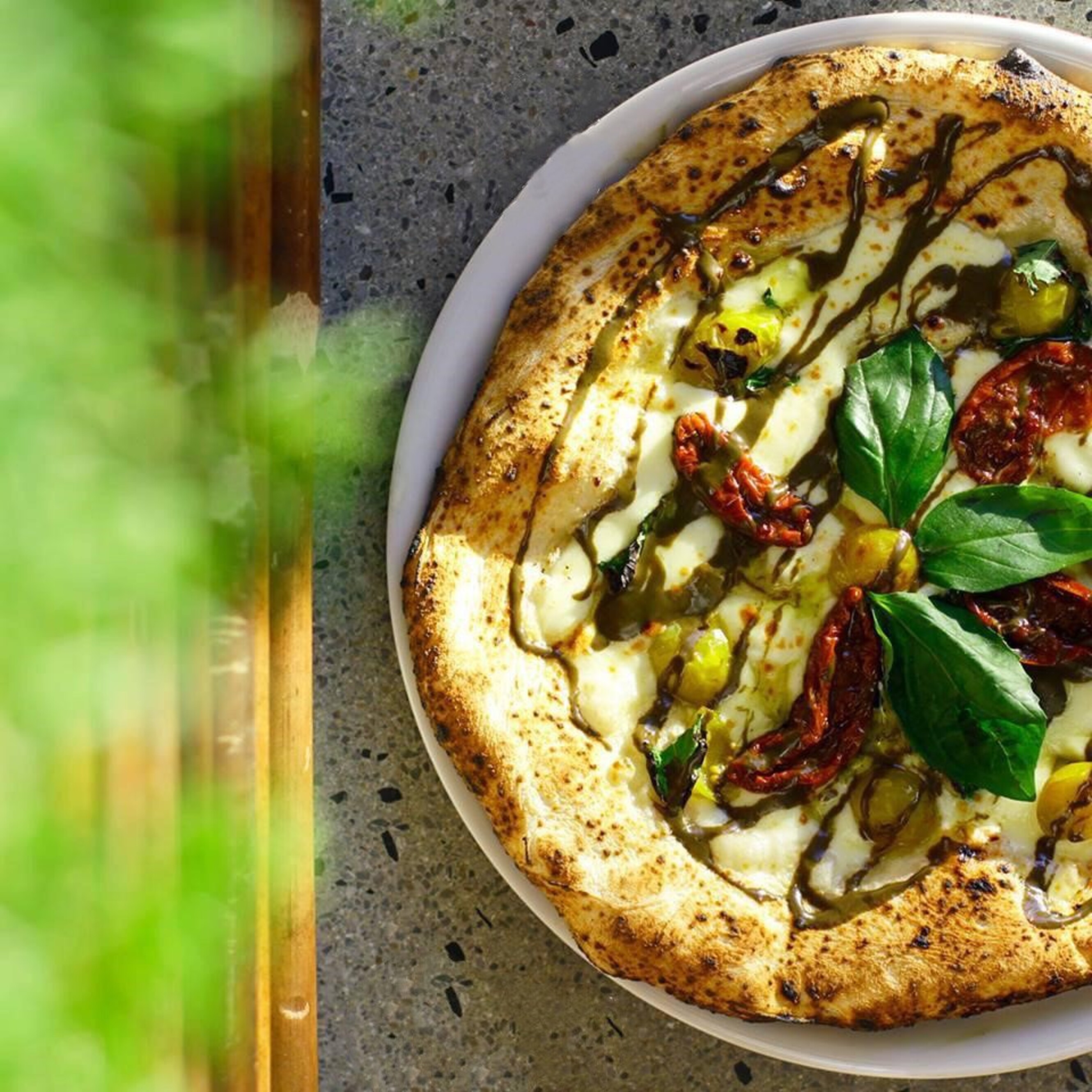 Napolitaanse pizza mét champagne bij Hilton Hotel Amsterdam