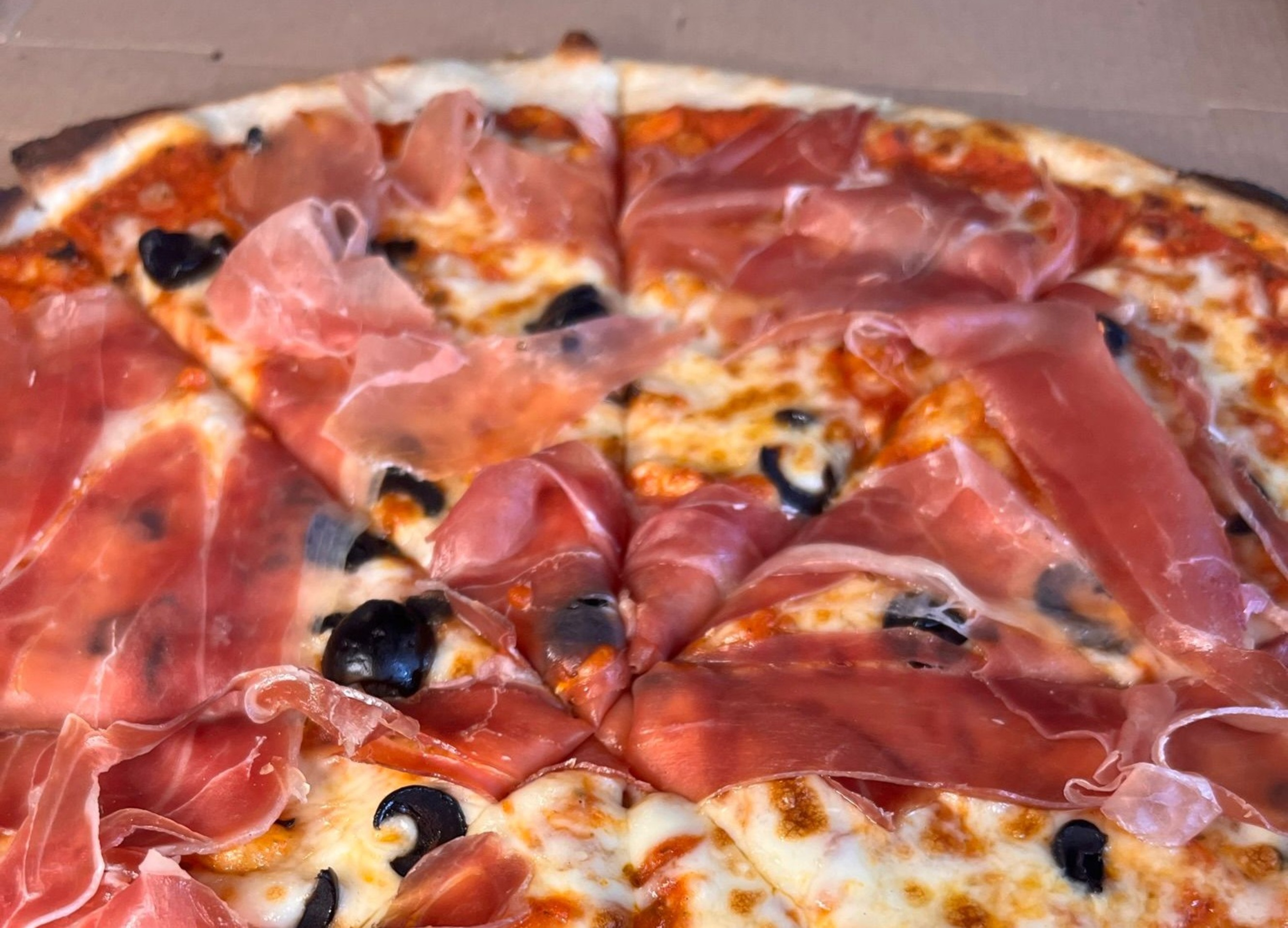 Maxima brengt malse kip en pizza’s naar De Esch