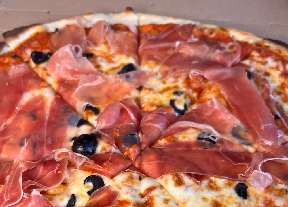 Maxima brengt malse kip en pizza’s naar De Esch