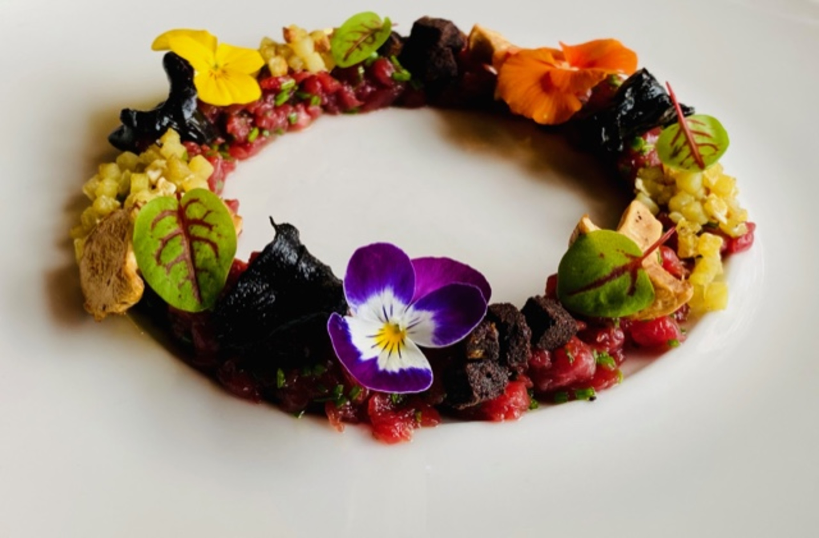 Paniek tijdens de feestdagen? Deze chefs helpen je uit de brand met een recept: steak tartaar van Nederlands hert door Nihal Schutter