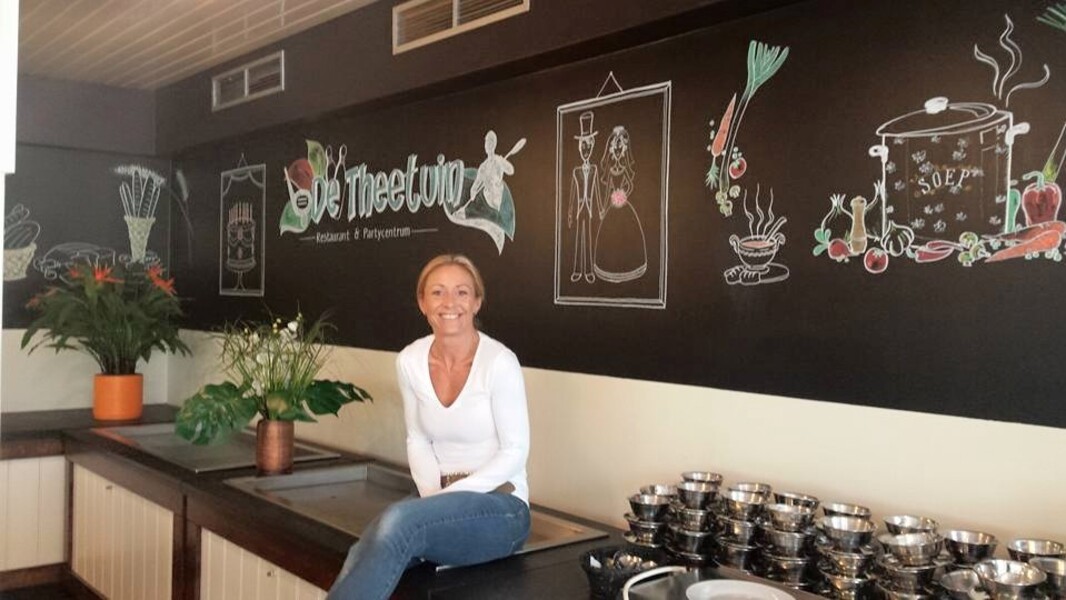 Eva Timmerman maakt krijtborden uit de losse pols De