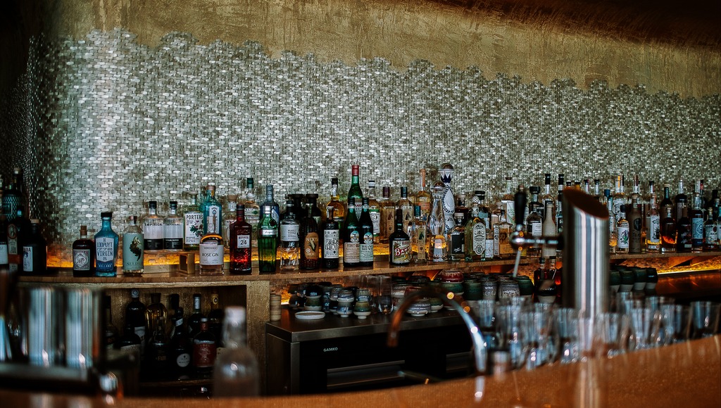 Sonora: cocktails drinken aan een gouden bar