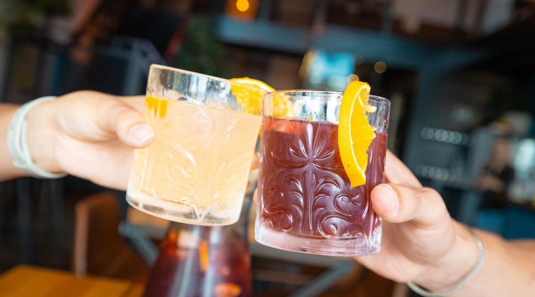 Krijg met RET Altijd iets extra's: een glas sangria bij Guay