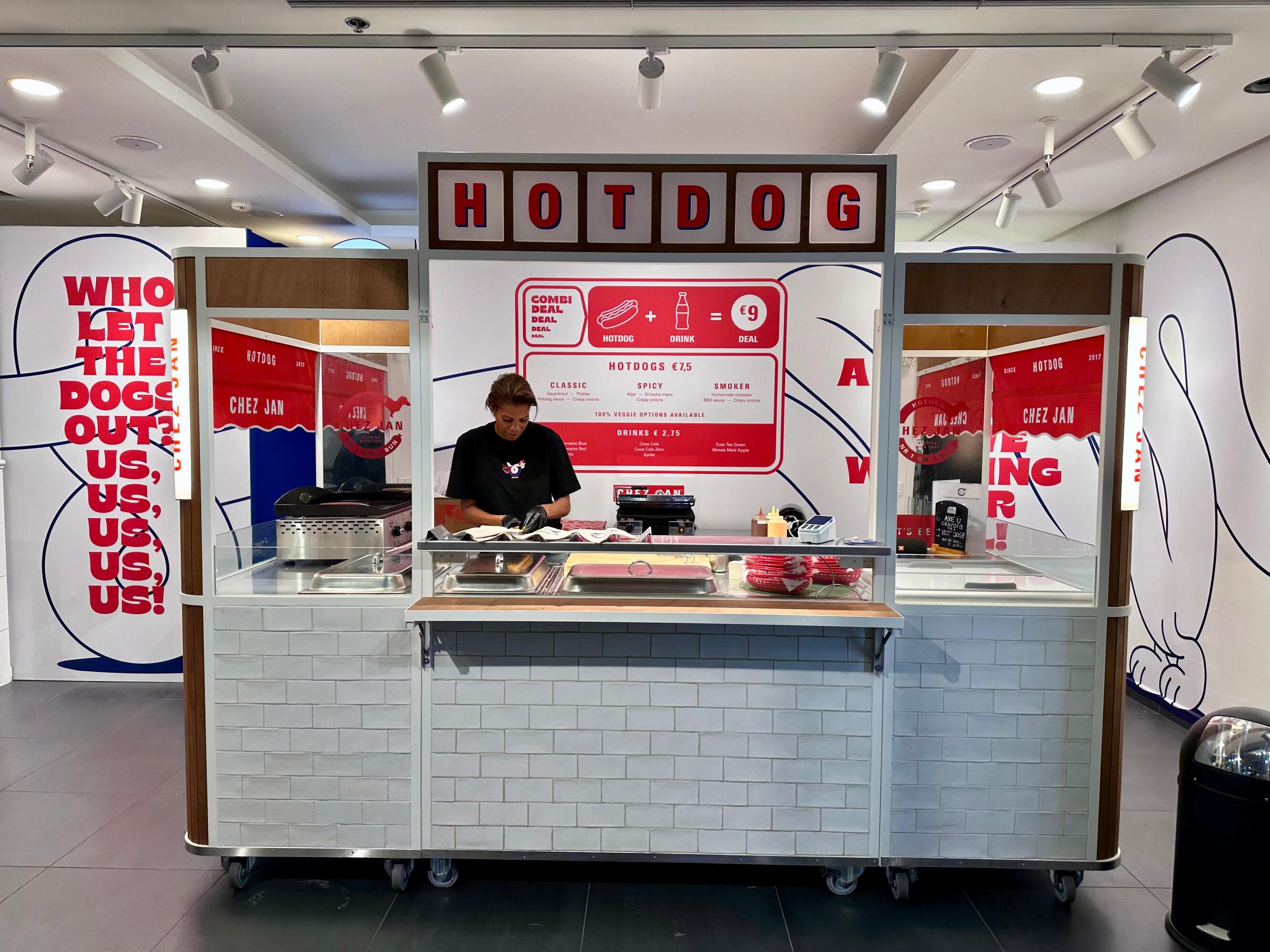 Chez Jan opent de deuren van haar hotdogkiosk op Rotterdam Centraal Station