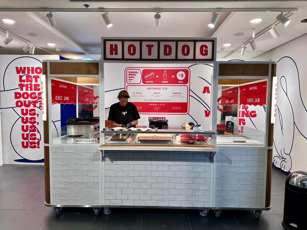 Chez Jan opent de deuren van haar hotdogkiosk op Rotterdam Centraal Station