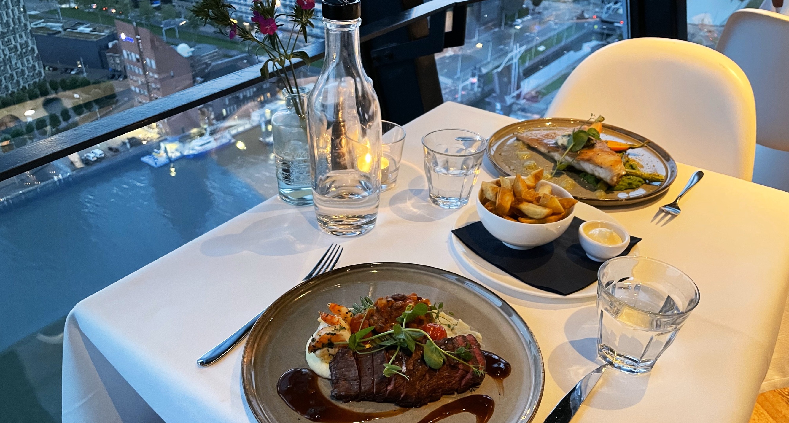 De Brasserie op de Euromast lift je eetdate naar een romantisch niveau