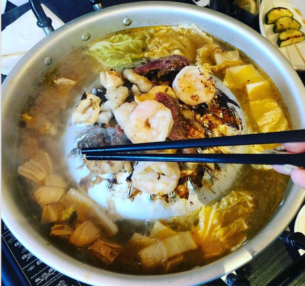 Geen tijd voor de smartphone bij Mookata Asian fondue, BBQ & Grill