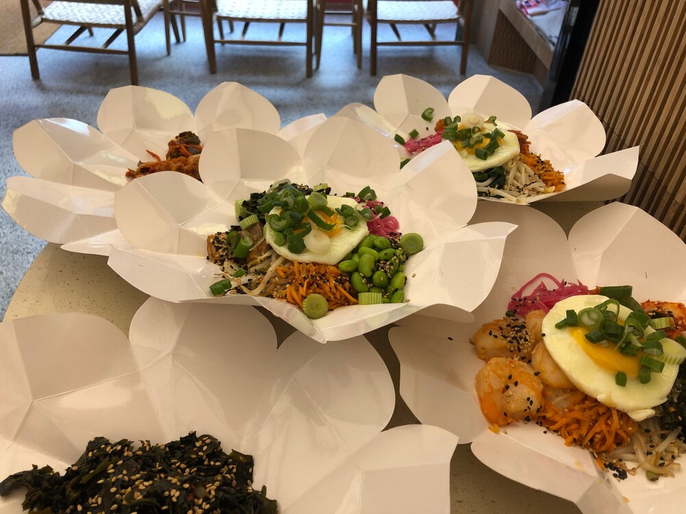 Bij het Koreaanse restaurant Kim Chi Wow is de zit kort maar pittig