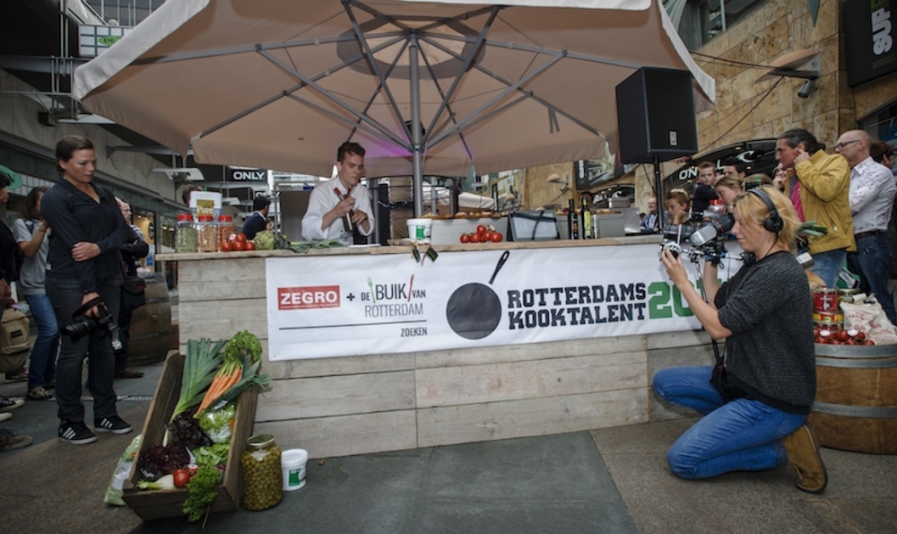 Koken onder tijdsdruk tussen het winkelend publiek