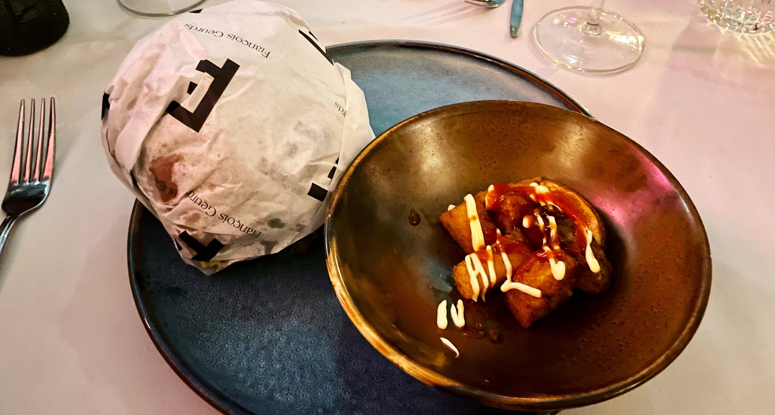 Nieuw Rotterdams Café viert 10-jarig jubileum met burger van François Geurds