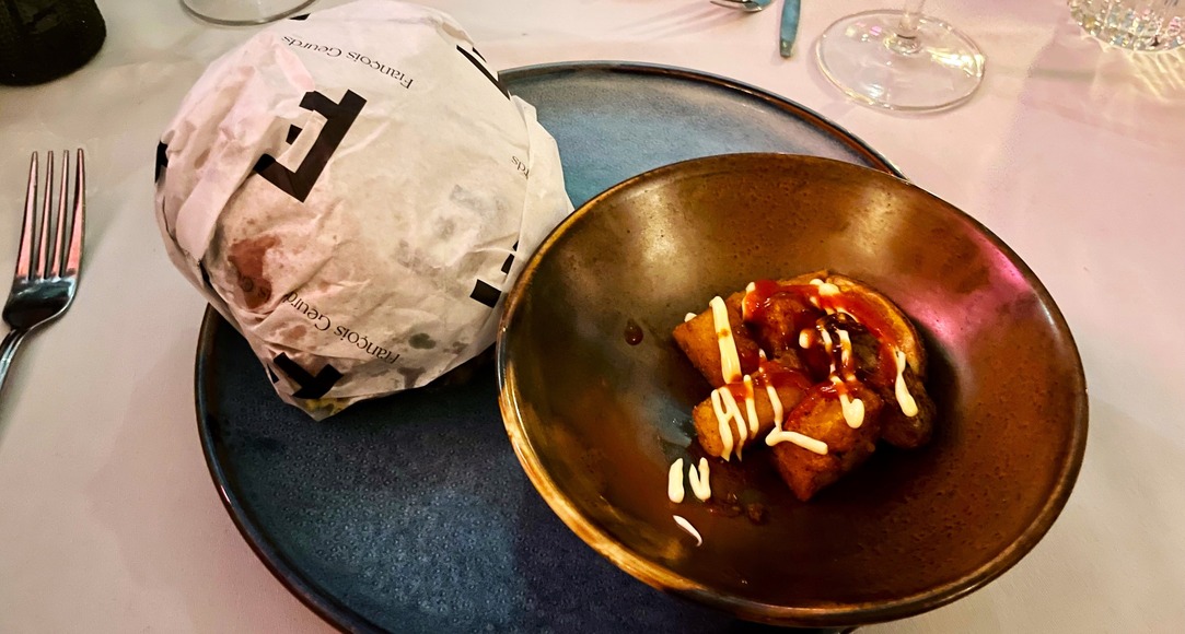 Nieuw Rotterdams Café viert 10-jarig jubileum met burger van François Geurds