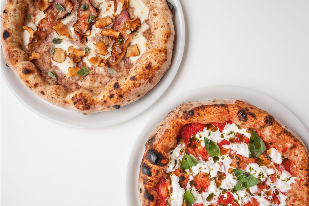 De pizza's bij nNea zijn geknipt om te delen