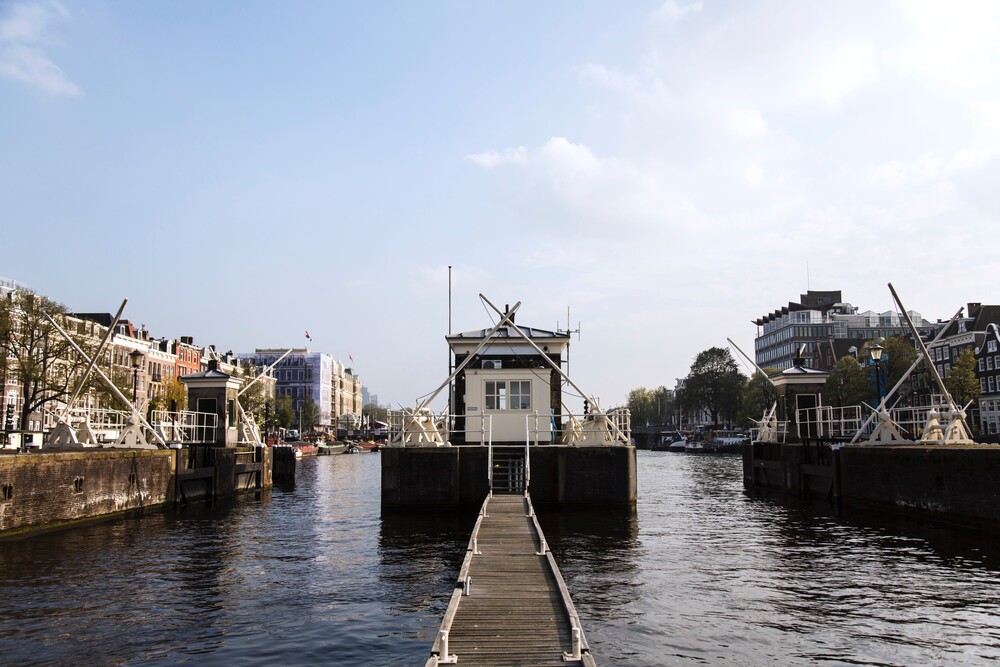 Proef Amsterdam vanuit de oude Brugwachtershuisjes