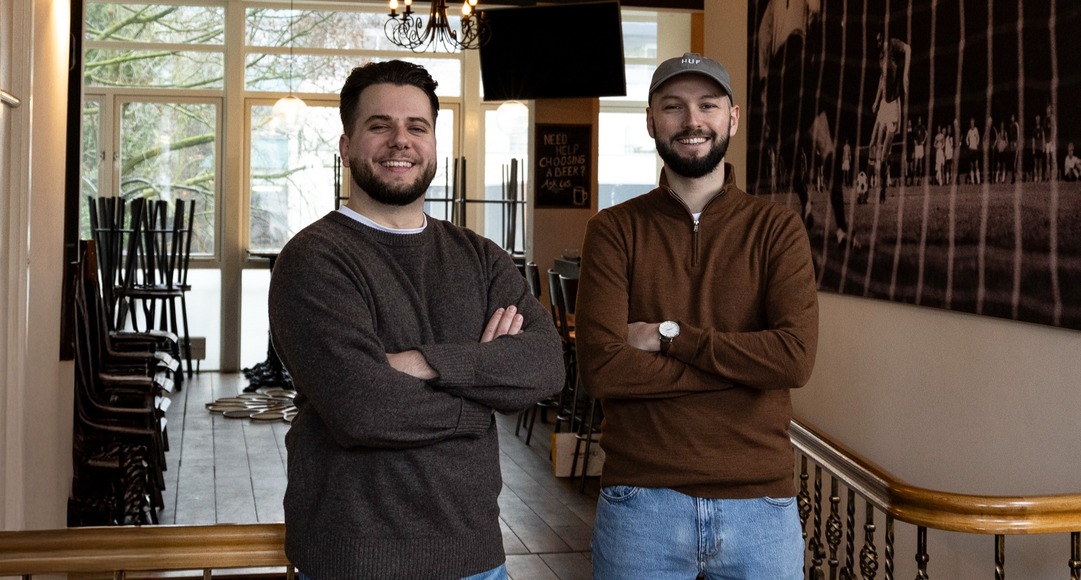 Neonelementen en vinyl, dit bruincafé wordt dé plek voor de jonge Rotterdammer