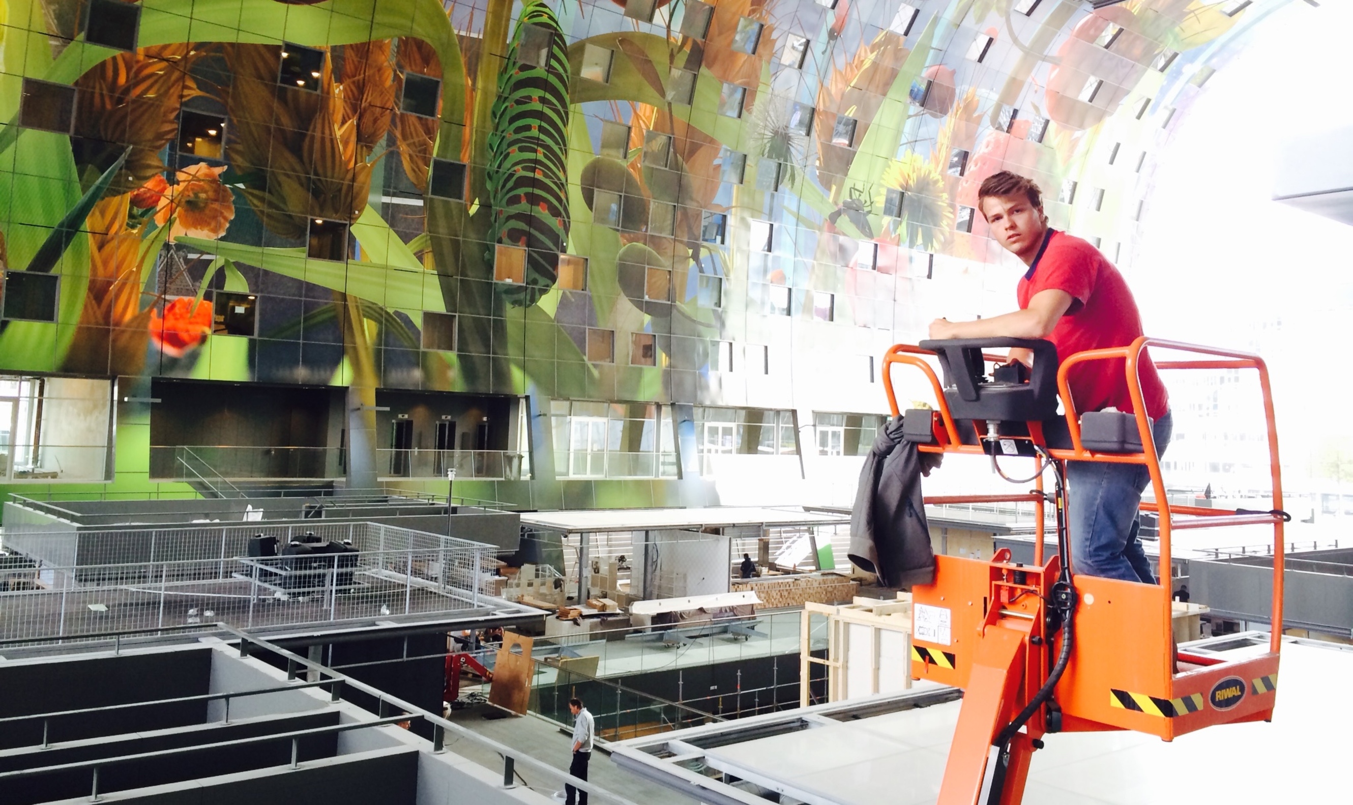 Aan de Markthal wordt nog koortsachtig gewerkt