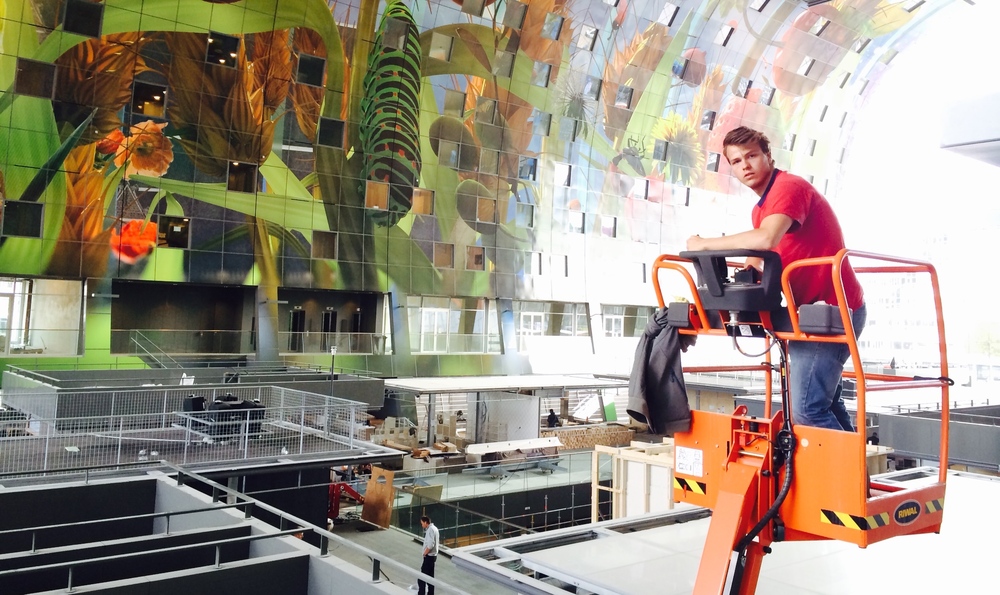 Aan de Markthal wordt nog koortsachtig gewerkt